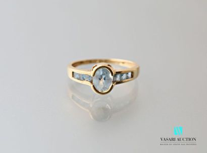 null Ring in 750 thousandths yellow gold decorated in its center with an oval topaz...