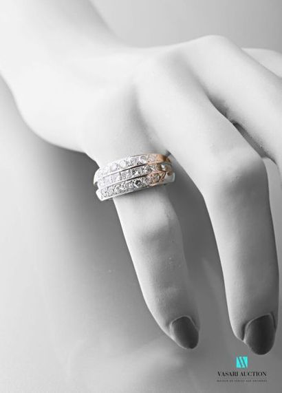 null Bandeau ring in 750 thousandths white gold set with three rows of diamonds,...