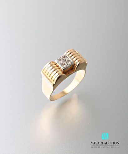 null 40's yellow gold ring 750 thousandths with bridges, set in the center of four...