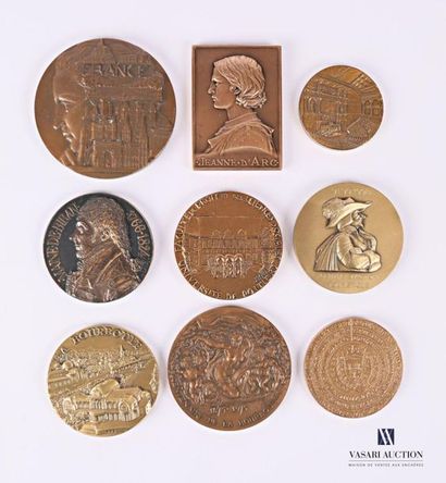 null Lot of bronze table medals including Centenaire de la Bourboule 1875*1975, Maine...
