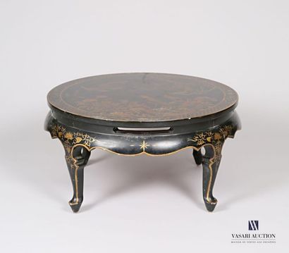 null Round coffee table in black lacquered wood, the top hemmed with a frieze of...