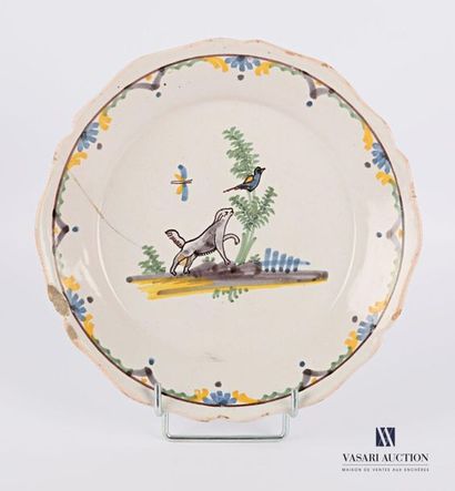 null Nevers- 18th century 
Earthenware plate with polychrome decoration in the centre...