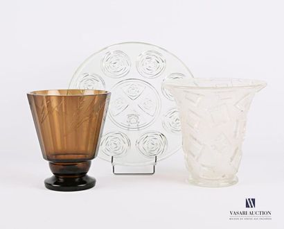 null Vase en verre fumé à pans coupés, la panse à décor gravé de motifs d'éclairs...