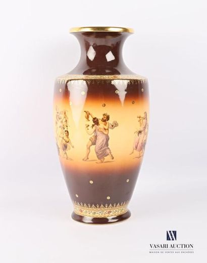 null Vase de forme balustre en porcelaine blanche à décor polychrome et rehauts d'or...