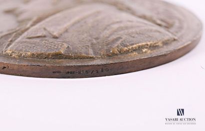 null Médaille de table par H. Dropsy en bronze à patine brun présentant sur l'avers...