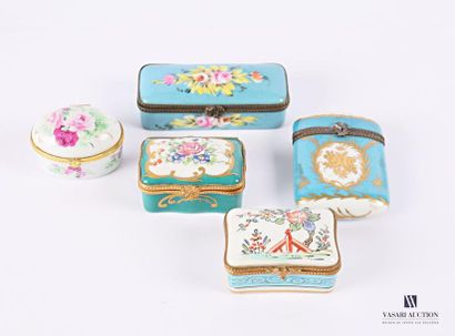 null Porcelain set with polychrome flower decoration comprising a stamp box (8.5...