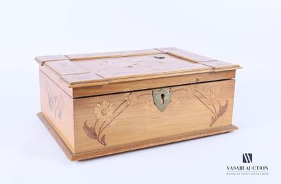 null Rectangular fruitwood box with inlaid decoration on the lid of rose branches,...