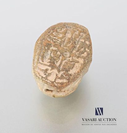 null EGYPTE
Amulette en terre-cuite représentant un scarabée portant des hiéroglyphes...