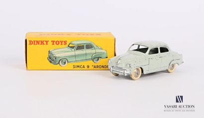 null DINKY TOYS
Simca 9 "Aronde"- Réf. : 24U 
Dans sa boîte d'origine
(usures à la...