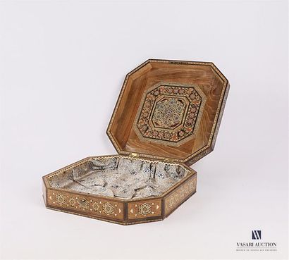 null Octagonal Syrian box made of wood and mother-of-pearl marquetry with six-pointed...