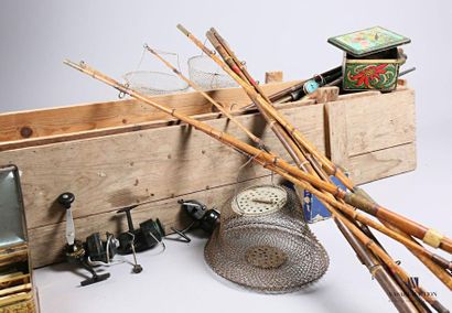 null Boite en bois contenant du matériel de pêche dont canne en bambous, hameçons,...