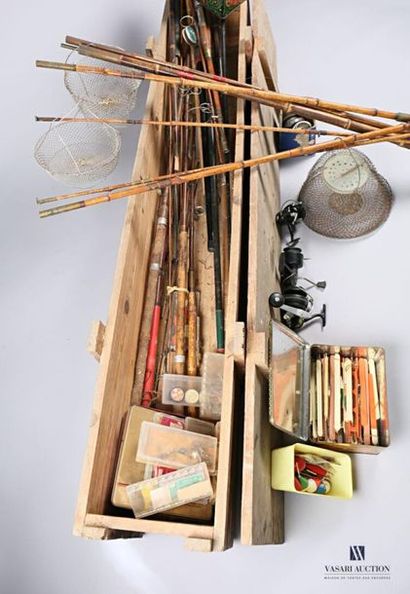 null Boite en bois contenant du matériel de pêche dont canne en bambous, hameçons,...