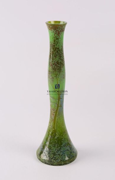 null Vase soliflore en verre teinté vert, à décor d'un paysage architecturé dans...
