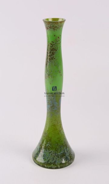 null Vase soliflore en verre teinté vert, à décor d'un paysage architecturé dans...