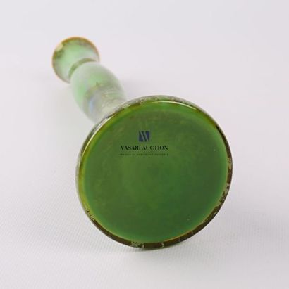 null Vase soliflore en verre teinté vert, à décor d'un paysage architecturé dans...