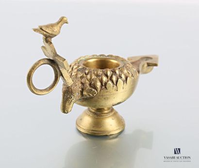 null Bronze oil lamp, the receptacle decorated with scales, the socket decorated...