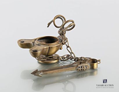 null Oil lamp with bronze chains, it has a double beak and the grip adorned with...