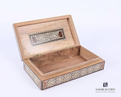 null Rectangular box decorated with geometric motifs and rosettes in inlay, it opens...