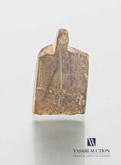 null EGYPTE
Amulette en terre-cuite à décor en façade d'un portrait pharaonique de...