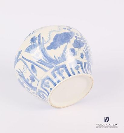 null CHINA
A round, belly-shaped covered vase in white porcelain decorated in blue...