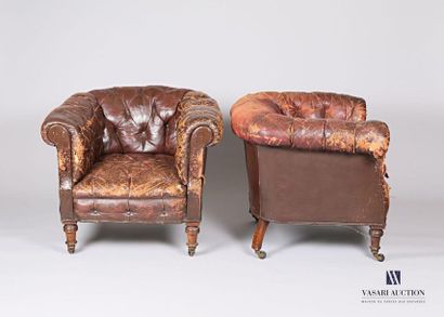 null Pair of Chesterfield-style armchairs in upholstered leather, back and armrests...