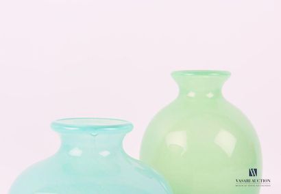 null Lot including two tinted glass vases, the first of ovoid shape of green color...