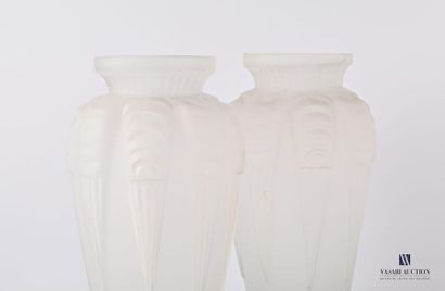 null F. SPAULET FRANCE (XXème siècle)
Paire de vases en verre moulé givré la panse...