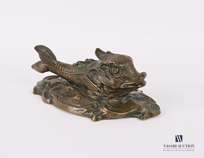 Bronze subject representing a fish posing...