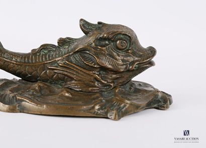 null Sujet en bronze figurant un poisson posant sur une terrasse chantournée.
Fin...