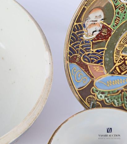 null JAPAN
Porcelain candy box of round shape with polychrome decoration and Imari...