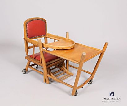 null Chaise d'enfant pouvant former bureau en bois naturel, l'assise découvrant un...