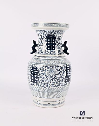CHINA Baluster-shaped vase with blue camaieu...