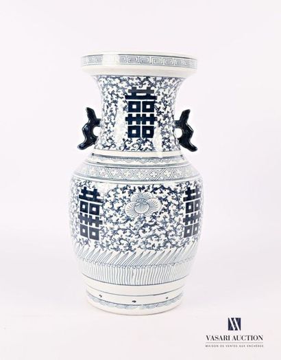 null CHINE
Vase de forme balustre à décor en camaieu bleu de motifs calligraphique...