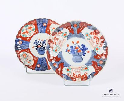 null JAPON
Deux assiettes en porcelaine à décor dit Imari d'un pot fleuri dans le...