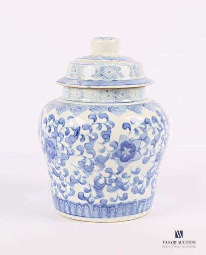 CHINA Covered baluster-shaped vase in white...