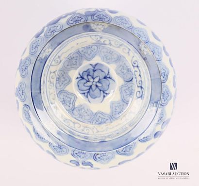 null CHINE
Potiche couverte de forme balustre en porcelaine blanche à décor en bleu...