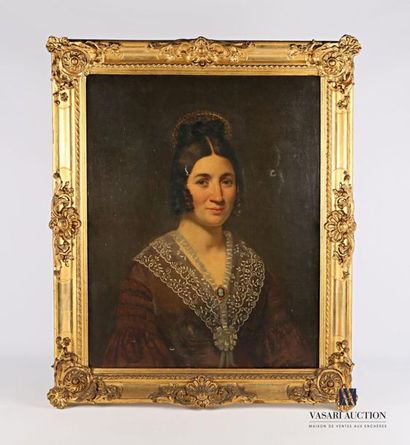 null Ecole française du XIXème siècle
Portrait de femme au médaillon
Huile sur toile
Signée...