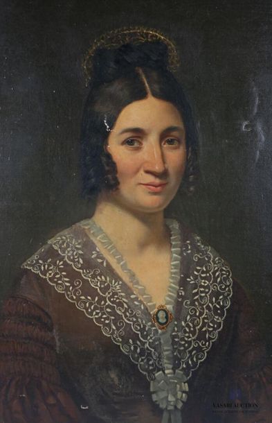 null Ecole française du XIXème siècle
Portrait de femme au médaillon
Huile sur toile
Signée...
