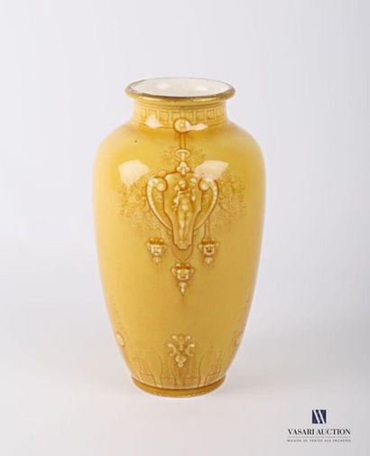 null SEVRES
Vase de forme oblongue en porcelaine à décor de scènes présentant Thalie...