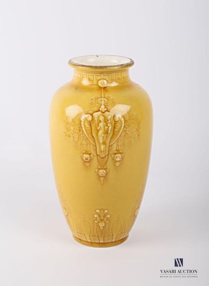 null SEVRES
Vase de forme oblongue en porcelaine à décor de scènes présentant Thalie...