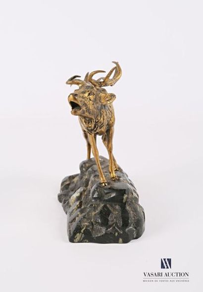 null Sujet en bronze figurant un cerf bramant sur un rocher
(oxydations à la patine)
Haut....