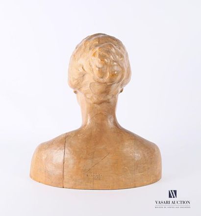 null ELY (XXème siècle)
Buste de femme 
Sculpture composée de plusieurs éléments...