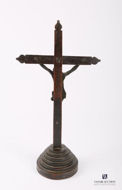 null Crucifix en bronze fonte creuse et bois reposant sur une base en gradins
XVIème...