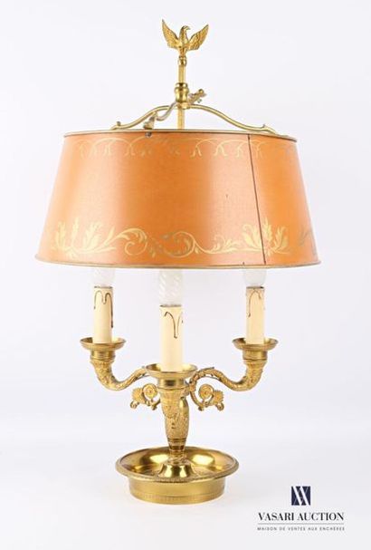 null Lampe bouillotte en bronze à trois bras de lumière en enroulement à décor de...