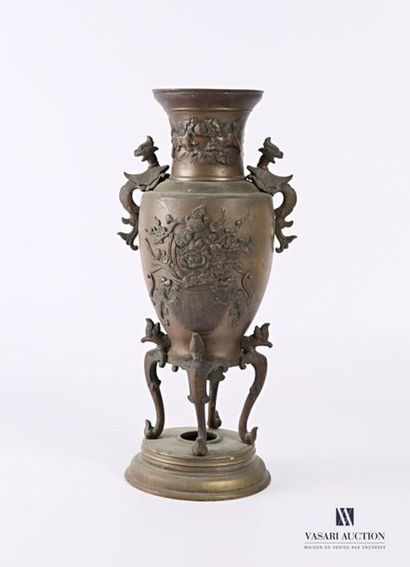 null JAPON
Vase en bronze de forme balustre présentant sur la panse un panier orné...