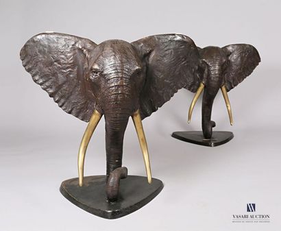 null Table, les montants en bronze à patine brune figurant des têtes d'éléphant,...