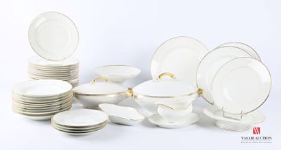 null Service de table en porcelaine blanche et rehaut dorés comprenant dix-neuf assiettes...