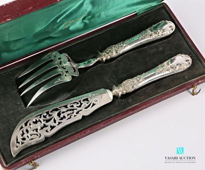 null Cutlery for fish service, the silver handle filled with blind reserves decorated...