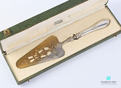 null Pie spatula, silver handle filled with a decoration of foliated scrolls and...