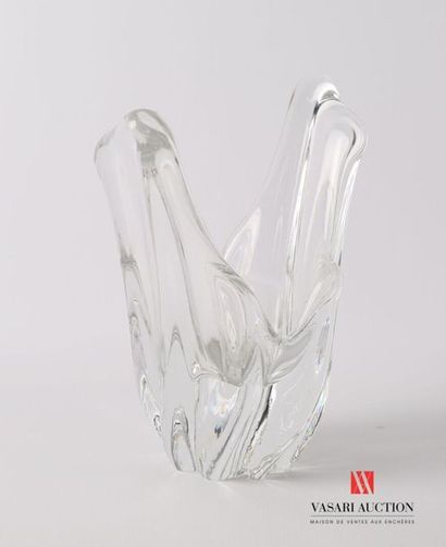 null BACCARAT 
Vase en cristal de forme libre à côtes légèrement torsadées.
Signé...